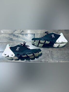 Women’s Sz 9 On Cloud Black/White/Teal Cloudflyer 3 Sneakers